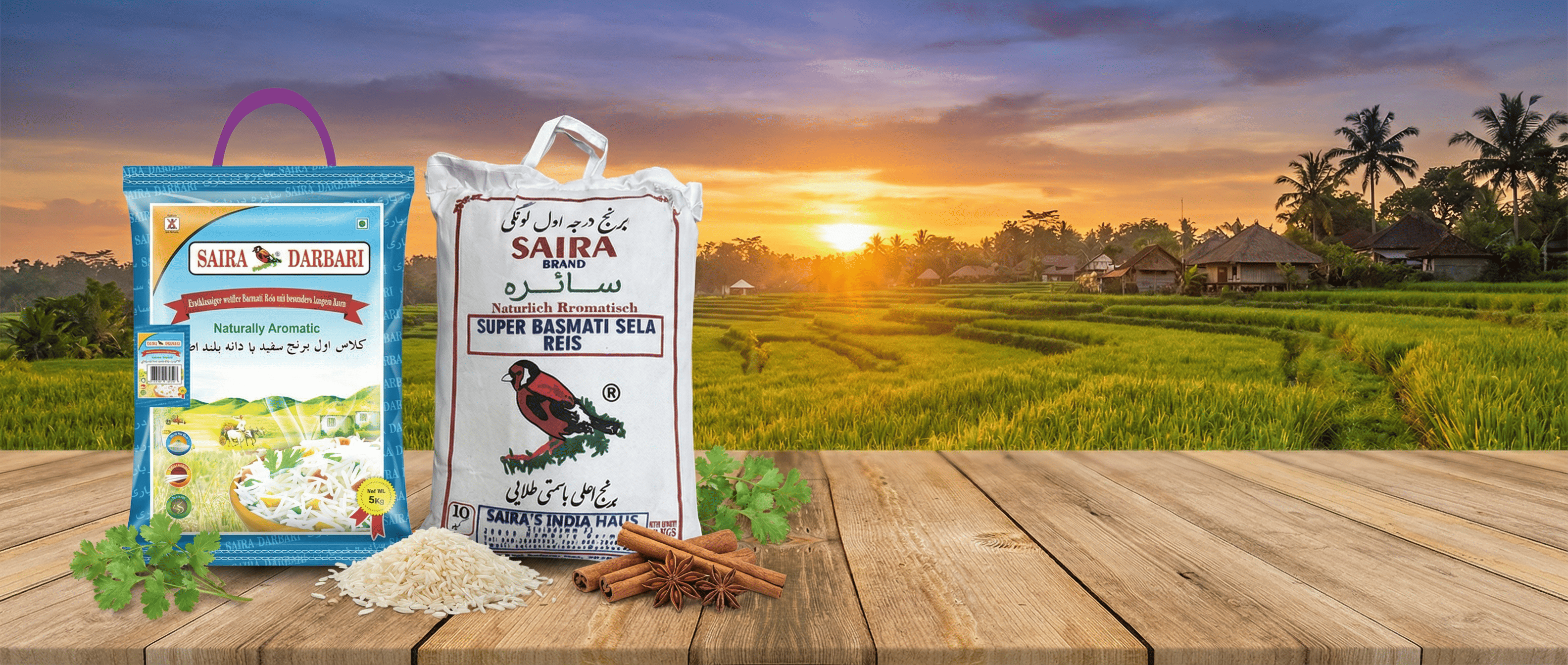 SAIRA Darbari und SAIRA Super Basmati Sela Reis Verpackungen vor Reisfeld bei Sonnenuntergang
